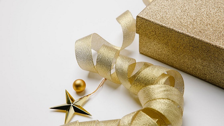 regalo-de-navidad-envuelto-en-papel-dorado