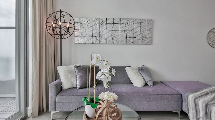 sofa-gris-junto-a-lampara