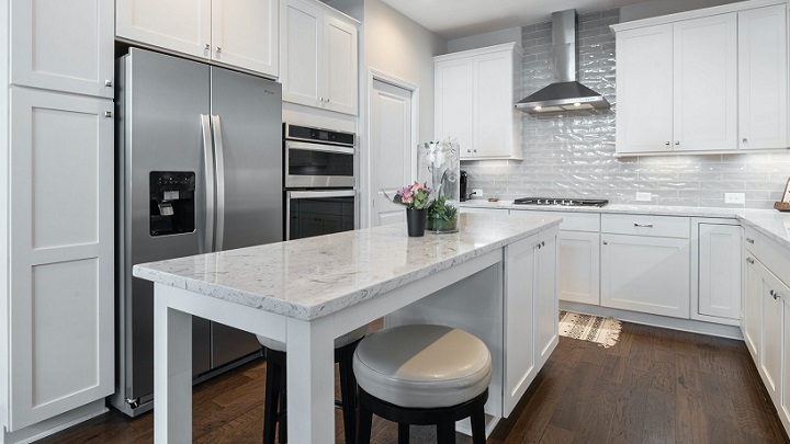 cocina-con-azulejos-de-color-blanco