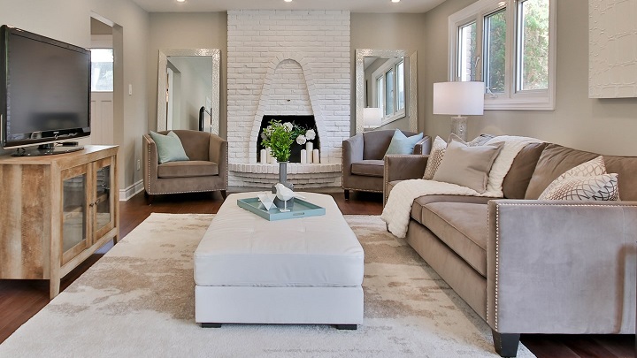 salon-decorado-en-blanco-y-gris