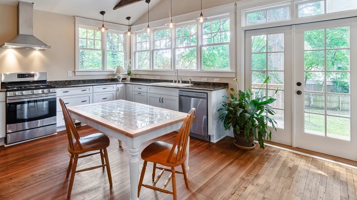 ventanas-con-cuarterones-en-la-cocina