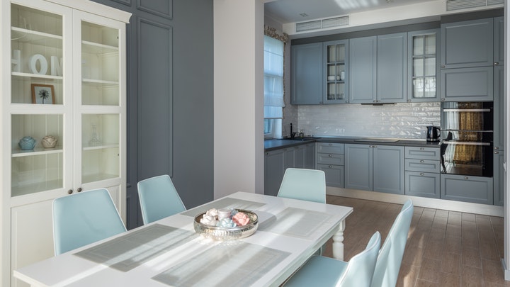 cocina-con-comedor-en-azul-y-blanco