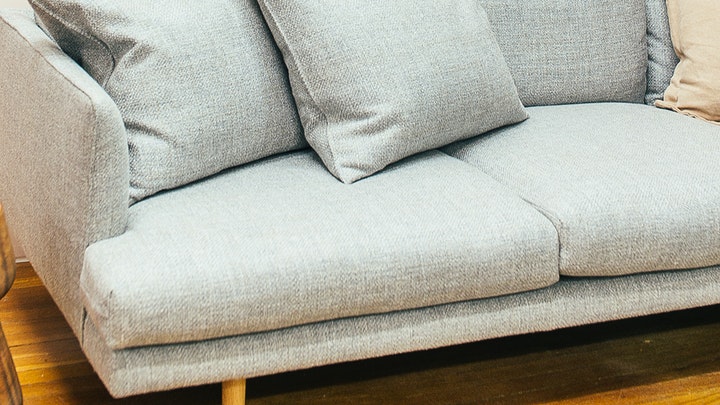 cojines-del-mismo-color-que-el-sofa