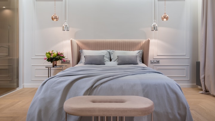 pared-con-molduras-en-dormitorio