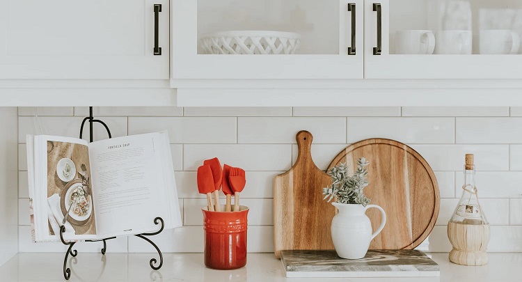 utensilios-de-cocina-de-color-rojo