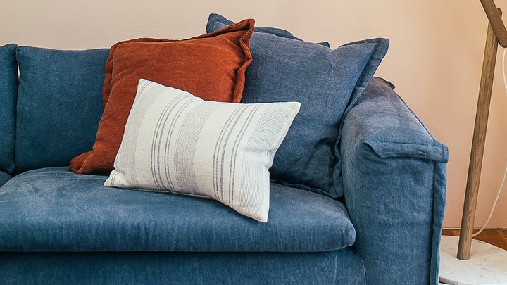 sofa-azul-con-varios-cojines