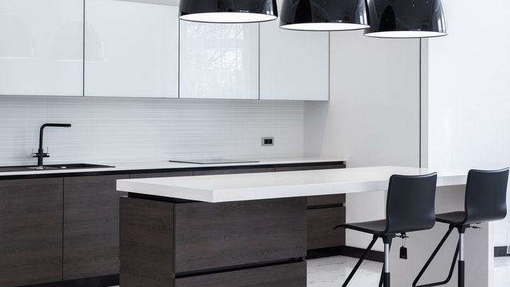 cocina-con-muebles-en-blanco-y-negro