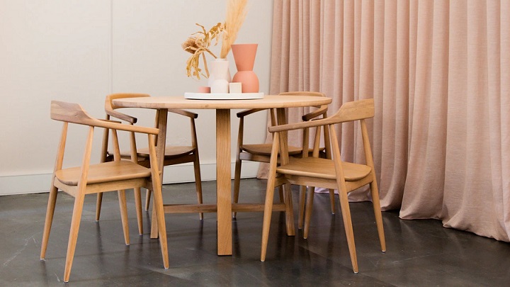 mesa-de-comedor-de-madera-clara