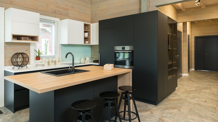 cocina-con-negro-y-madera