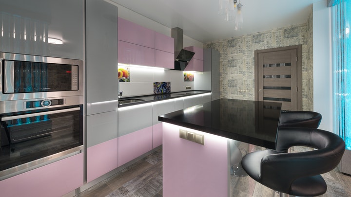 cocina-en-lila-y-gris