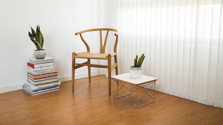 espacio-con-libros-silla-y-mesa