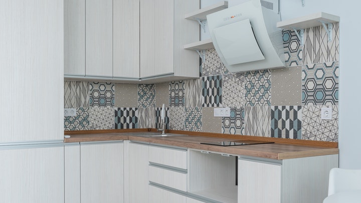 cocina-con-muebles-blancos-y-azulejos-geometricos