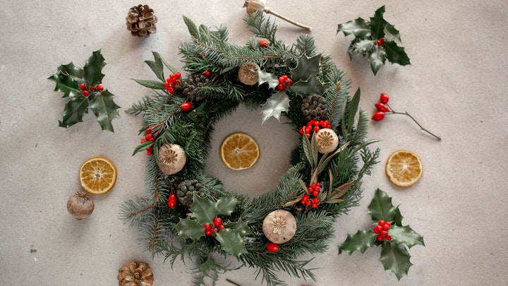 corona-de-navidad-en-verde-con-detalles-en-rojo-y-en-marron