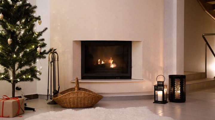 salon-con-chimenea-y-decoracion-navidena