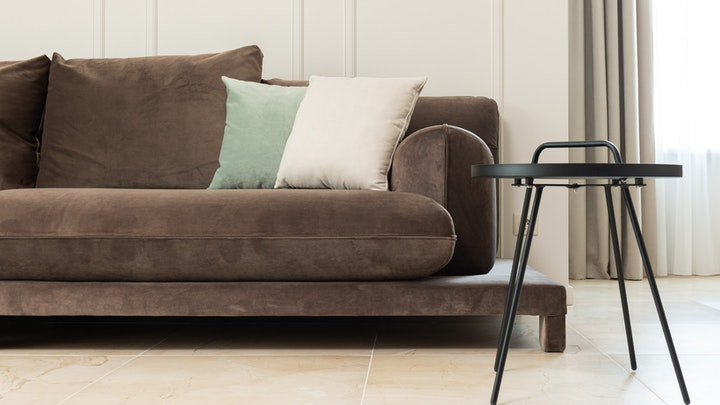 sofa-gris-decorado-con-cojines