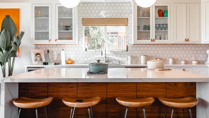 cocina-en-blanco-y-madera-con-ventana