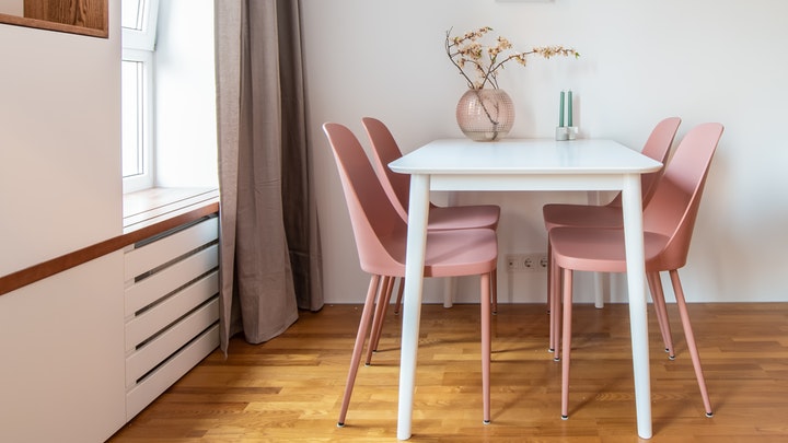 mesa-con-sillas-en-rosa