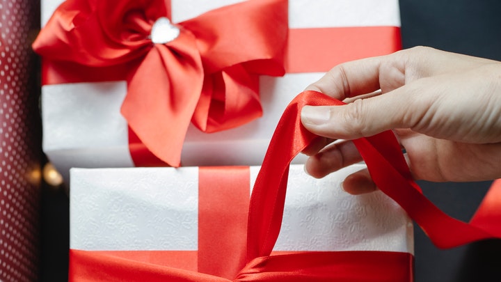 papel-de-regalo-en-blanco-con-lazo-rojo