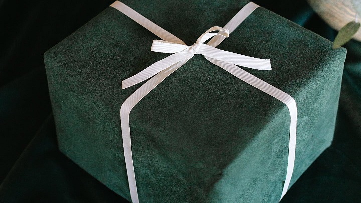 papel-de-regalo-verde-y-cinta-blanca