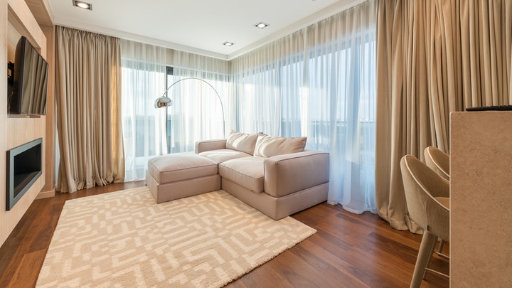 alfombra-y-sofa-en-tonos-claros
