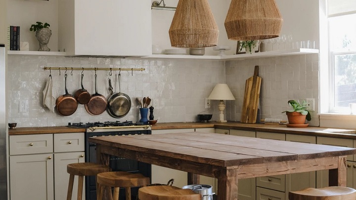 mesa-de-madera-grande-en-cocina-de-campo