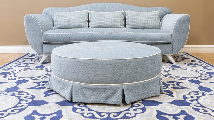 sofa-y-alfombra-en-tonos-azules