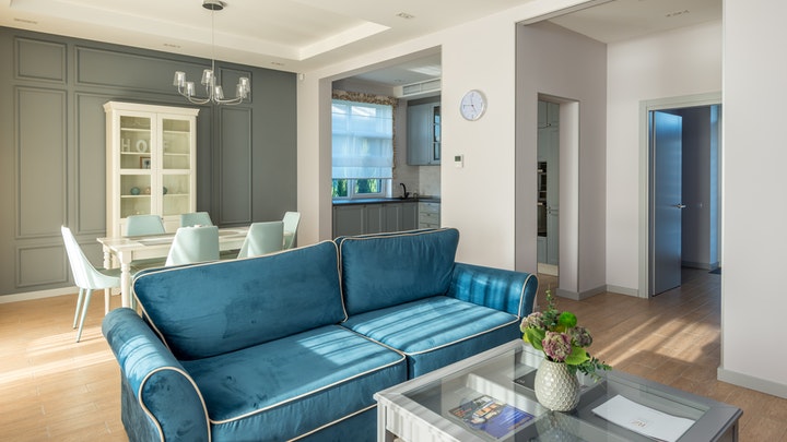 sofa-de-color-azul-en-el-salon