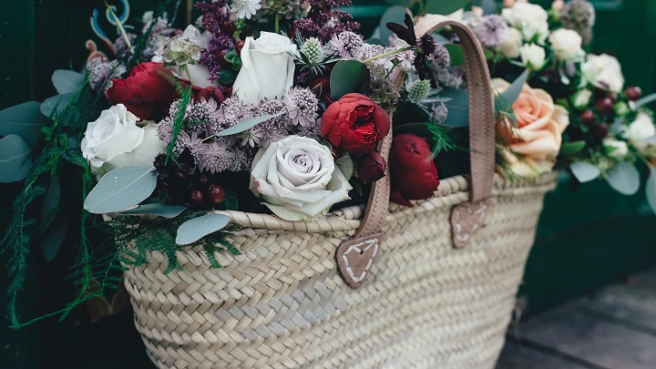 cesta-de-mimbre-con-flores