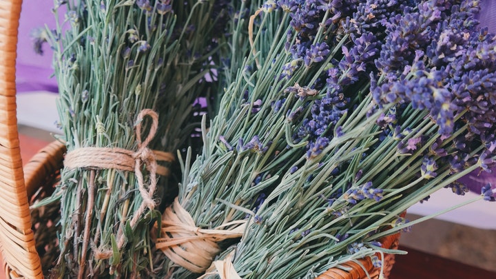 cesta-de-mimbre-con-lavanda