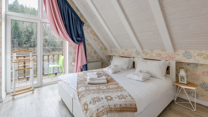 dormitorio-con-cortinas-en-rosa-y-azul