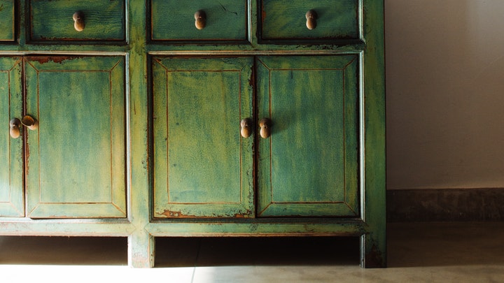 mueble-verde-con-aspecto-envejecido