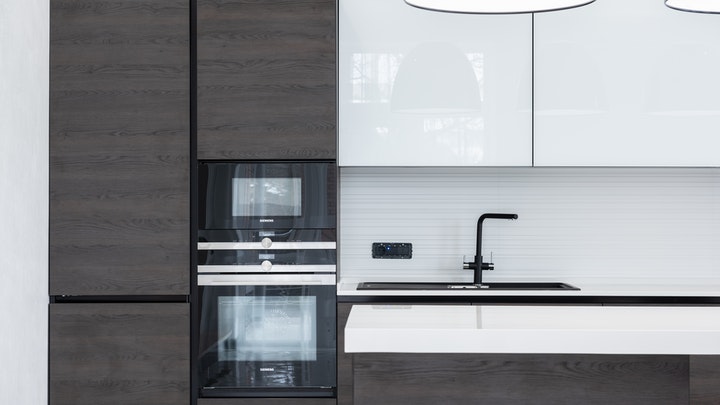 cocina-disenada-en-blanco-y-negro