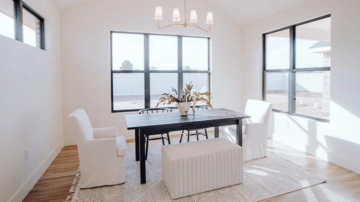 comedor-decorado-en-blanco-negro-y-madera