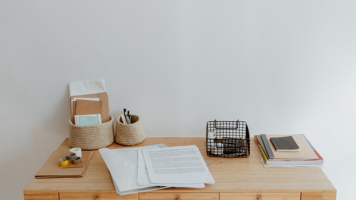 escritorio-de-madera-en-la-oficina