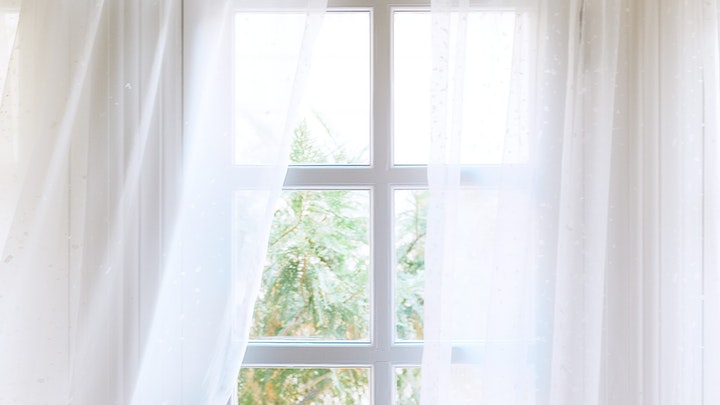 ventana-con-cortina-blanca