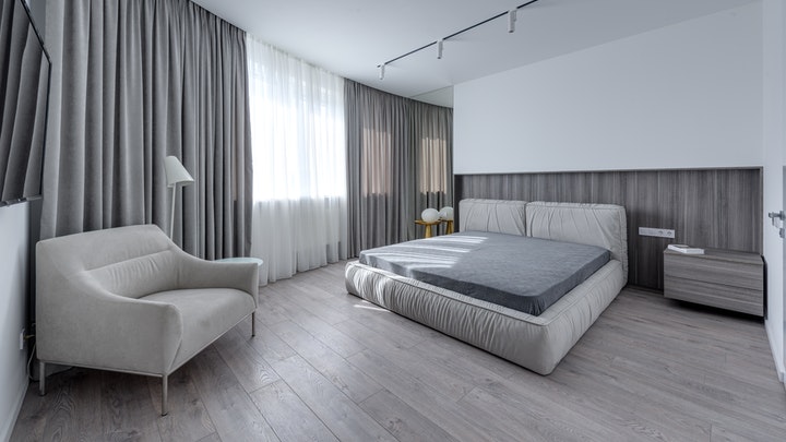 sofa-de-color-gris-en-una-esquina-de-la-habitacion