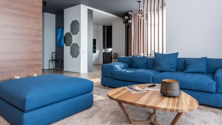 sofas-de-color-azul-en-el-salon