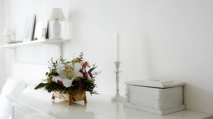 adorno-de-flores-sobre-mueble-blanco