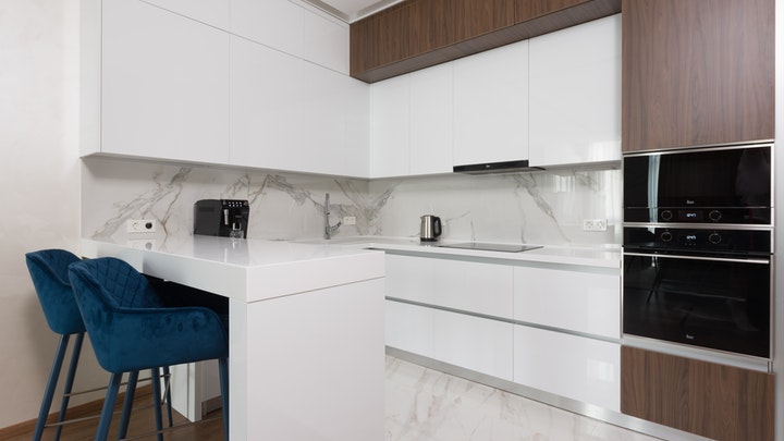 cocina-con-isla-en-blanco-y-madera