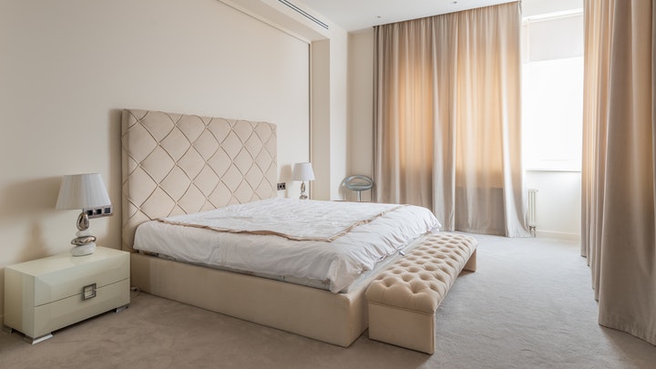 dormitorio-decorado-en-color-beige