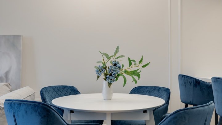 mesa-blanca-con-sillas-de-color-azul