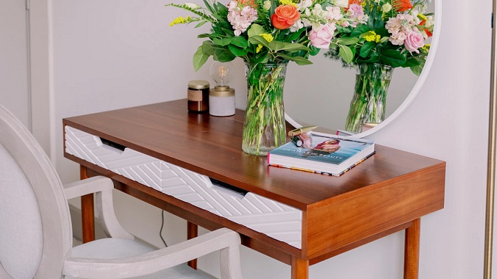 mueble-de-madera-con-flores