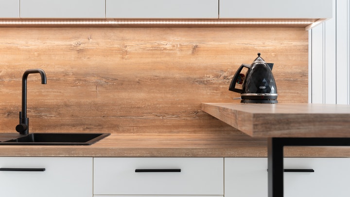 cocina-en-blanco-negro-y-madera