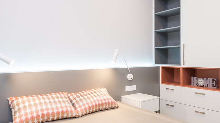 dormitorio-con-muebles-de-color-blanco