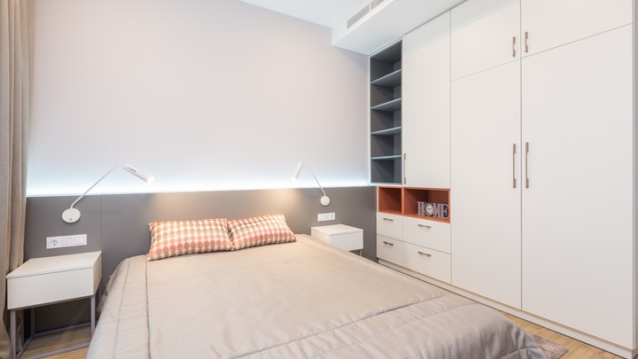 dormitorio-con-muebles-en-color-blanco