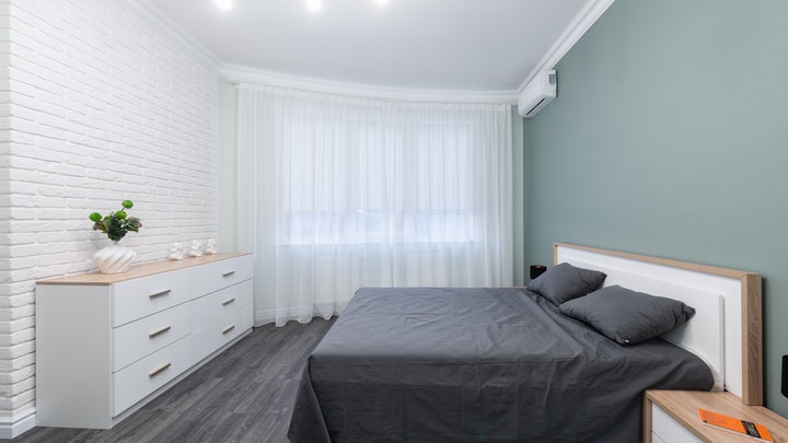 dormitorio-con-paredes-en-diferentes-colores