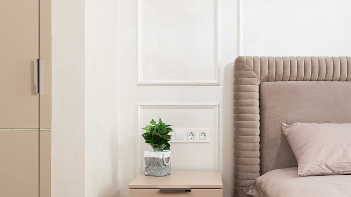 pared-blanca-con-molduras