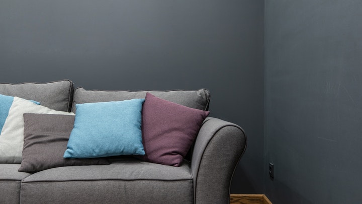 sofa-en-color-gris-decorado-con-cojines