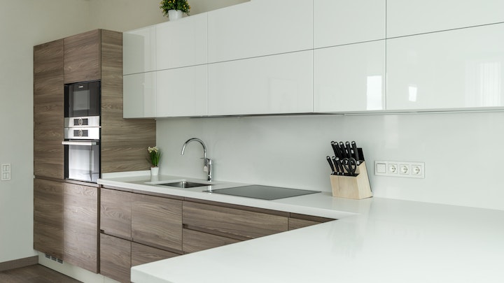 cocina-con-encimera-de-color-blanco