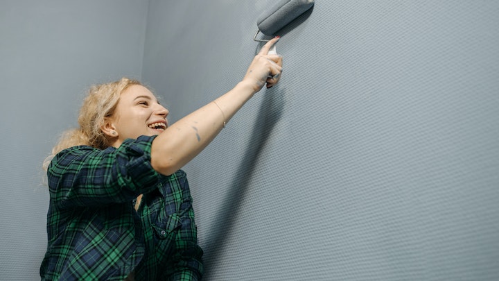 mujer-pinta-la-pared